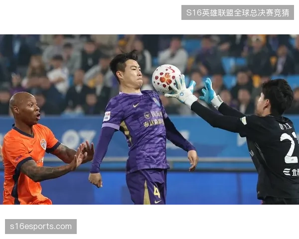 足球对抗中一次肩部护球引发全场轰动